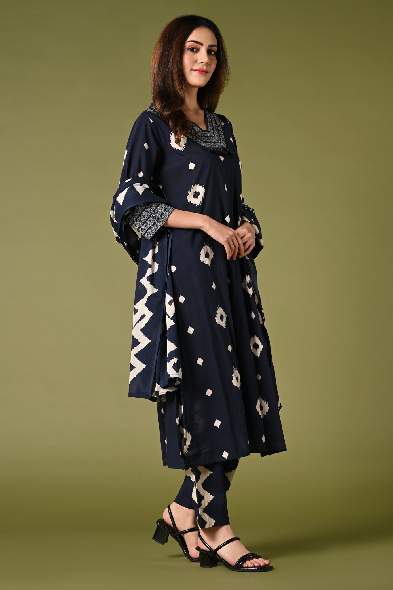 Diamond printed navy-blue daily wear cotton straight kurti set with pant and printed dupatta.
•	Printed top with v neck.
•	Thread and sequin work around the neck,3/4 sleeves.
•	Double sided elastic, printed and comfortable straight pants.
•	Cotton printed dupatta.
•	Pure cotton material.
