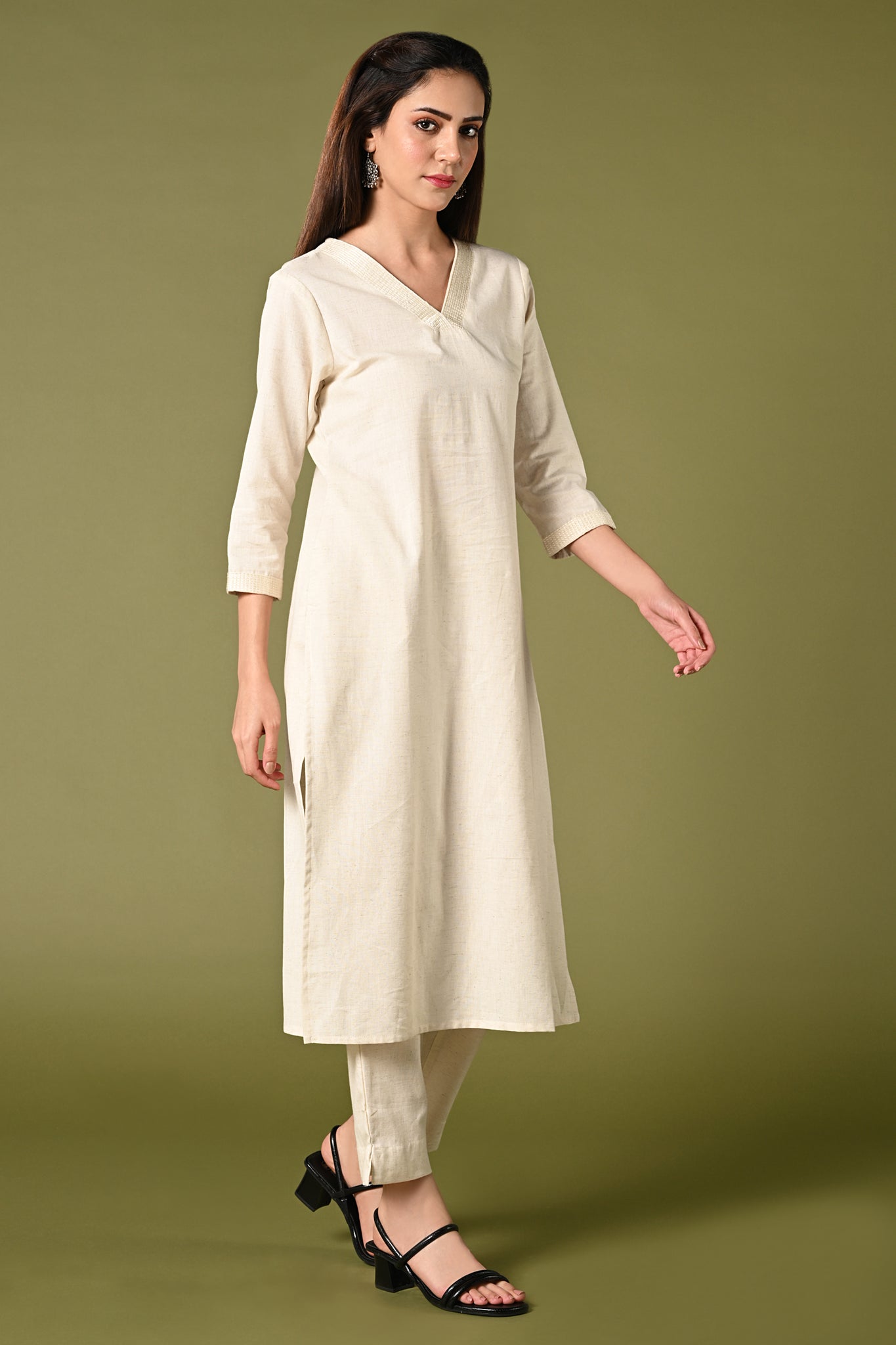 •	Plain kurti set.
•	V neck, 3/4 sleeves & single side pocket.
•	Single sided elastic and straight fit pants.
•	All day comfort rayon flex material.
•	The half white colour with cotton flex will give you a sophisticated vibe.
