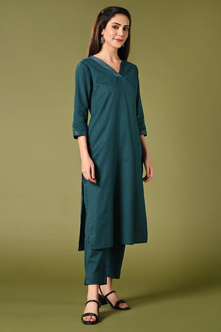 Elegant teal blue cotton flex solid colour kurti set with v neck 3/4 sleeves single side pocket and straight pants.
•	Plain kurti set.
•	V neck, 3/4 sleeves & single side pocket.
•	Single sided elastic and straight fit pants.
•	All day comfort rayon flex material.
•	The teal blue solid colour with cotton flex will give an elegant look.


