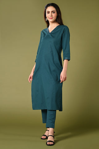 Elegant teal blue cotton flex solid colour kurti set with v neck 3/4 sleeves single side pocket and straight pants.
•	Plain kurti set.
•	V neck, 3/4 sleeves & single side pocket.
•	Single sided elastic and straight fit pants.
•	All day comfort rayon flex material.
•	The teal blue solid colour with cotton flex will give an elegant look.


