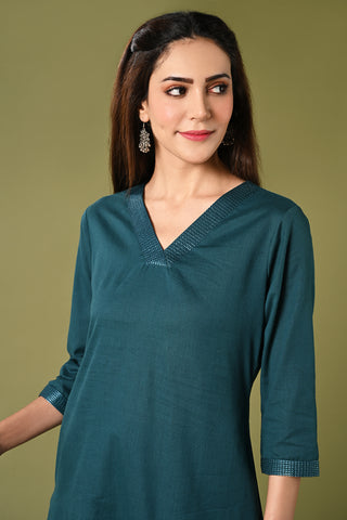 Elegant teal blue cotton flex solid colour kurti set with v neck 3/4 sleeves single side pocket and straight pants.
•	Plain kurti set.
•	V neck, 3/4 sleeves & single side pocket.
•	Single sided elastic and straight fit pants.
•	All day comfort rayon flex material.
•	The teal blue solid colour with cotton flex will give an elegant look.


