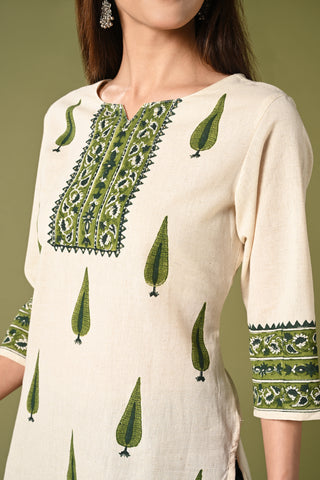 Half white short cotton flex summer kurthi for jean with green leaf prints.
•	Straight short cotton kurti with leaf prints all over.
•	Mild thread work in neck ,3/4 sleeves.
•	 Cotton flex material.
