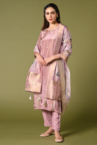 Onion pink shimmer fabric kurti set with floral printed organza dupatta, gotta patti work and straight pants.
•	Plain top with gotta patti work.
•	Round neck & 3/4 sleeves.
•	Single sided elastic and comfortable straight pants.
•	Floral printed organza dupatta with tassels.
•	Shimmer fabric material
•	The shimmer fabric with prints will give you a perfect occasional look.
