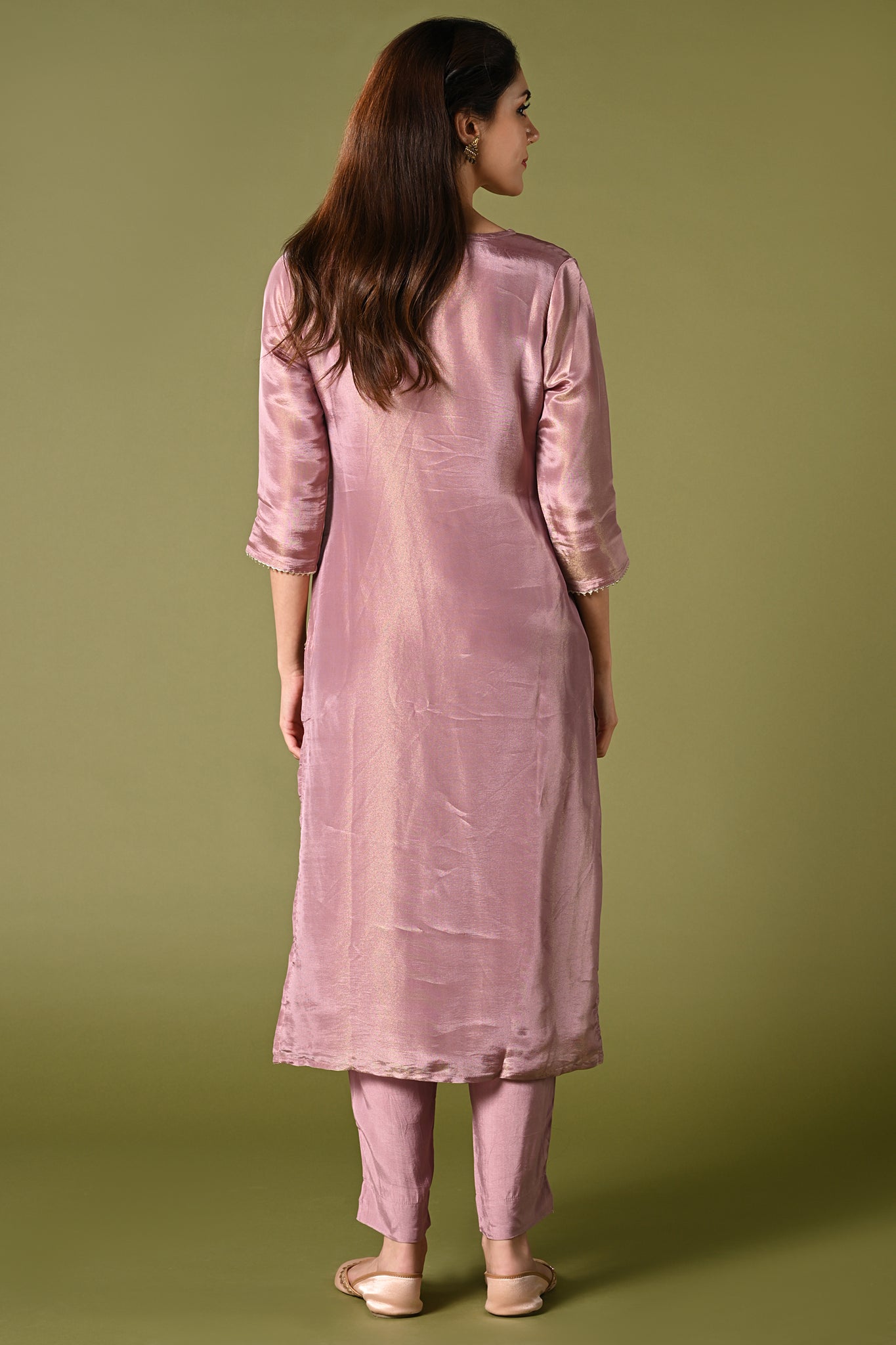 Onion pink shimmer fabric kurti set with floral printed organza dupatta, gotta patti work and straight pants.
•	Plain top with gotta patti work.
•	Round neck & 3/4 sleeves.
•	Single sided elastic and comfortable straight pants.
•	Floral printed organza dupatta with tassels.
•	Shimmer fabric material
•	The shimmer fabric with prints will give you a perfect occasional look.
