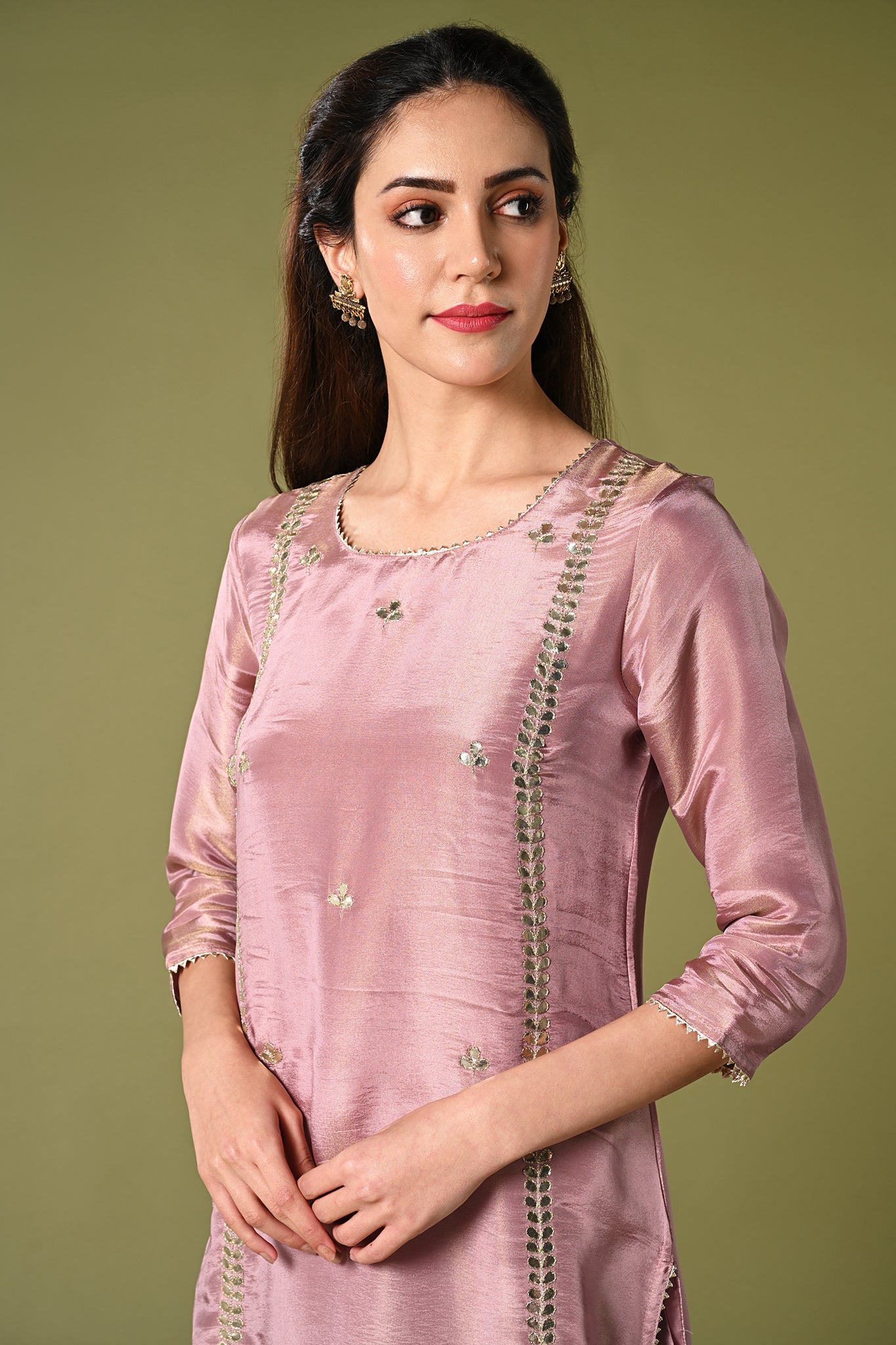 Onion pink shimmer fabric kurti set with floral printed organza dupatta, gotta patti work and straight pants.
•	Plain top with gotta patti work.
•	Round neck & 3/4 sleeves.
•	Single sided elastic and comfortable straight pants.
•	Floral printed organza dupatta with tassels.
•	Shimmer fabric material
•	The shimmer fabric with prints will give you a perfect occasional look.
