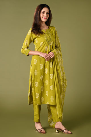 Parrot green printed cotton daily wear kurti set with thread work straight pant and cotton mul dupatta.
•	Leaf prints all over the body.
•	Round neck & 3/4 sleeves.
•	Single sided elastic and comfortable straight pants.
•	Pure cotton material.
•	Cotton mul dupatta.
