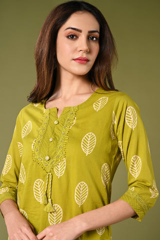 Parrot green printed cotton daily wear kurti set with thread work straight pant and cotton mul dupatta.
•	Leaf prints all over the body.
•	Round neck & 3/4 sleeves.
•	Single sided elastic and comfortable straight pants.
•	Pure cotton material.
•	Cotton mul dupatta.
