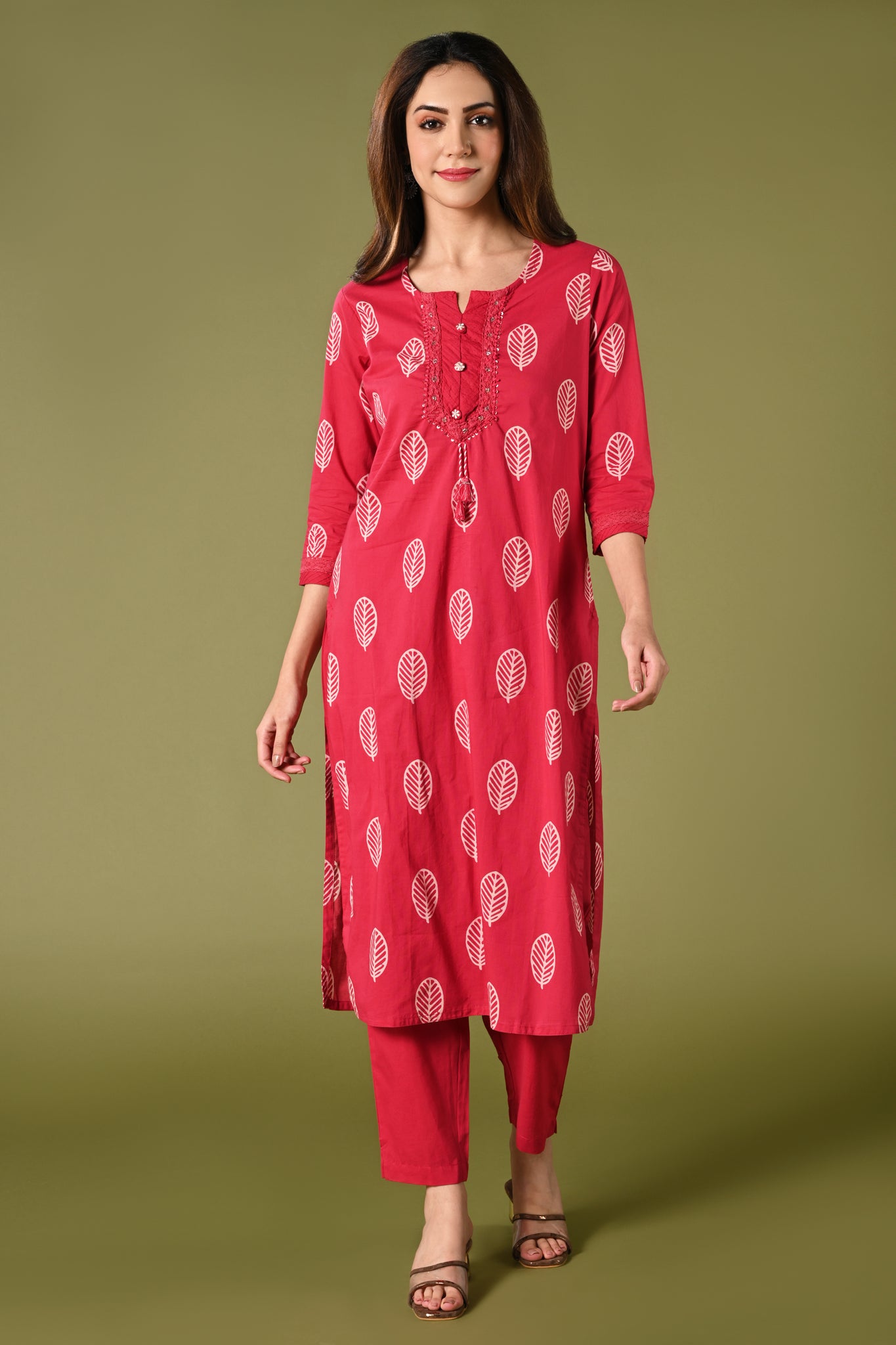 Pink leaf printed cotton daily wear kurti set with thread work straight pant and cotton mul dupatta.
•	Leaf prints all over the body.
•	Round neck & 3/4 sleeves.
•	Single sided elastic and comfortable straight pants.
•	Pure cotton material.