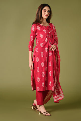 Pink leaf printed cotton daily wear kurti set with thread work straight pant and cotton mul dupatta.
•	Leaf prints all over the body.
•	Round neck & 3/4 sleeves.
•	Single sided elastic and comfortable straight pants.
•	Pure cotton material.