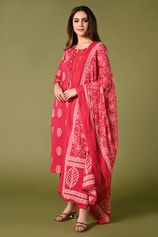 Pink leaf printed cotton daily wear kurti set with thread work straight pant and cotton mul dupatta.
•	Leaf prints all over the body.
•	Round neck & 3/4 sleeves.
•	Single sided elastic and comfortable straight pants.
•	Pure cotton material.