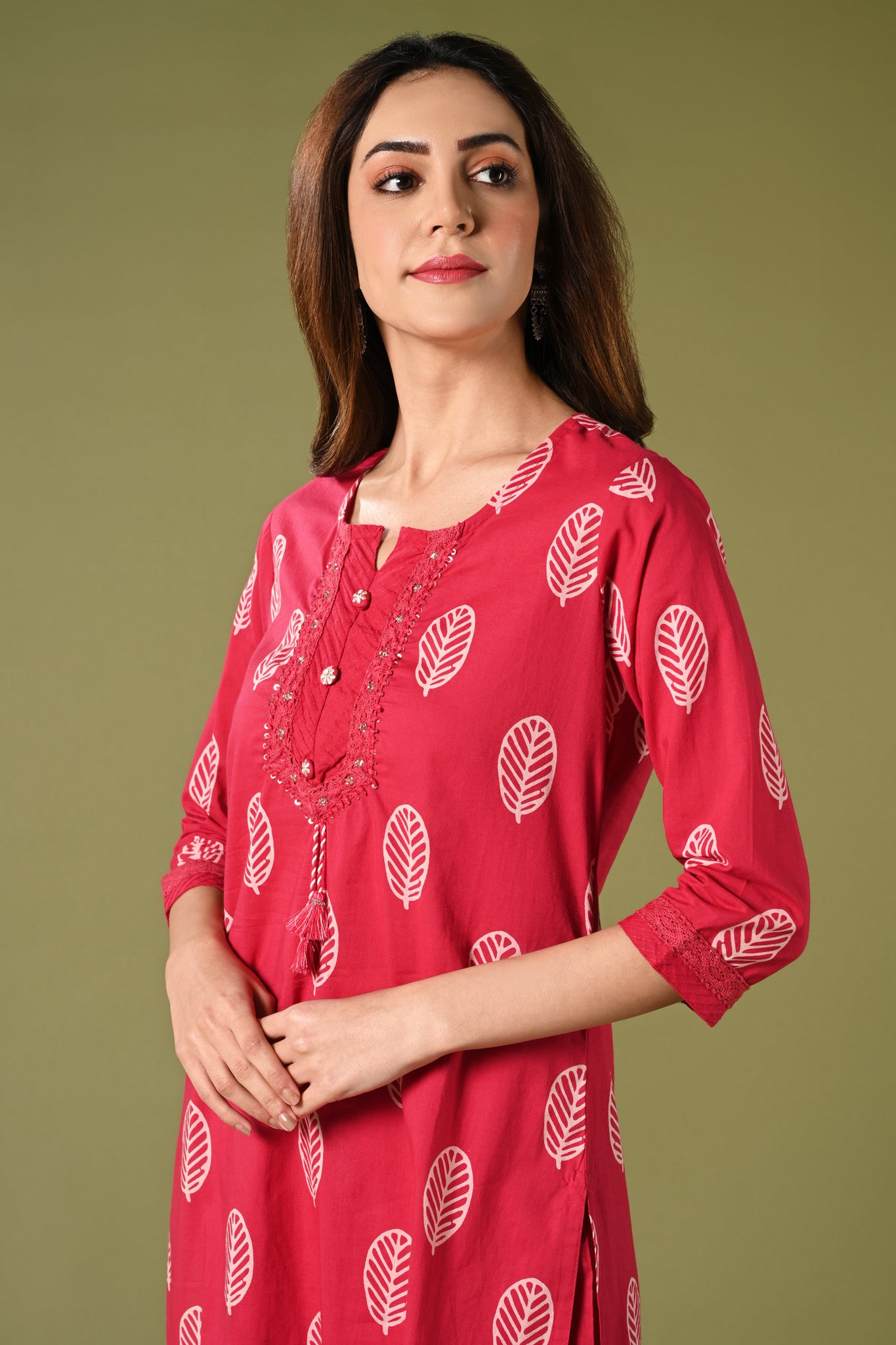 Pink leaf printed cotton daily wear kurti set with thread work straight pant and cotton mul dupatta.
•	Leaf prints all over the body.
•	Round neck & 3/4 sleeves.
•	Single sided elastic and comfortable straight pants.
•	Pure cotton material.