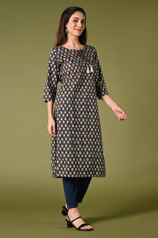 Printed grey daily wear straight cotton kurthi with mirror and thread work.
•	Straight kurti with prints all over.
•	3/4 sleeves, round neck with rope.
•	Mirror and thread work in the neck.
•	Pure cotton material.
