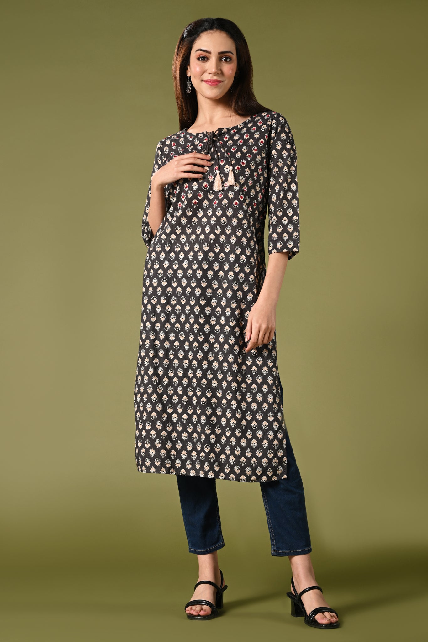 Printed grey daily wear straight cotton kurthi with mirror and thread work.
•	Straight kurti with prints all over.
•	3/4 sleeves, round neck with rope.
•	Mirror and thread work in the neck.
•	Pure cotton material.
