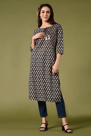 Printed grey daily wear straight cotton kurthi with mirror and thread work.
•	Straight kurti with prints all over.
•	3/4 sleeves, round neck with rope.
•	Mirror and thread work in the neck.
•	Pure cotton material.
