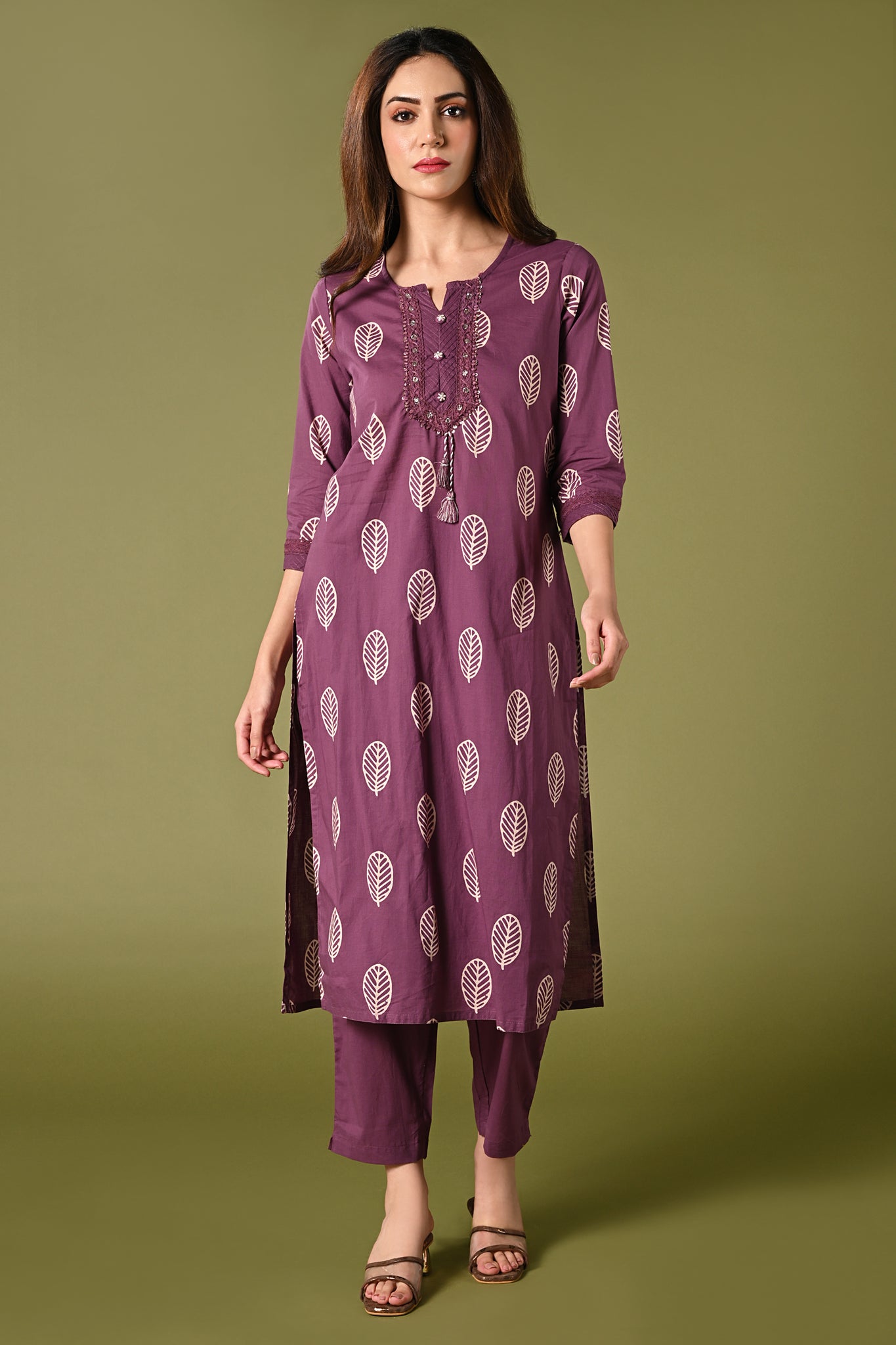 •	Leaf prints all over the body.
•	Round neck & 3/4 sleeves.
•	Single sided elastic and comfortable straight pants.
•	Pure cotton material.
•	Cotton mul dupatta.
