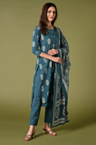 Rama blue leaf printed cotton daily wear kurti set with thread work straight pant and cotton mul dupatta.
•	Leaf prints all over the body.
•	Round neck & 3/4 sleeves.
•	Single sided elastic and comfortable straight pants.
•	Pure cotton material.
•	Cotton mul dupatta.
