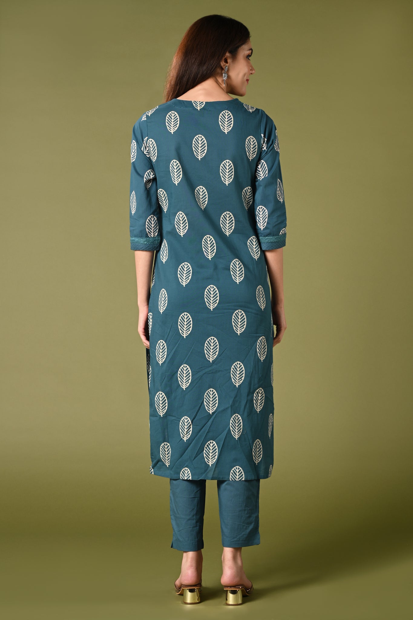 Rama blue leaf printed cotton daily wear kurti set with thread work straight pant and cotton mul dupatta.
•	Leaf prints all over the body.
•	Round neck & 3/4 sleeves.
•	Single sided elastic and comfortable straight pants.
•	Pure cotton material.
•	Cotton mul dupatta.
