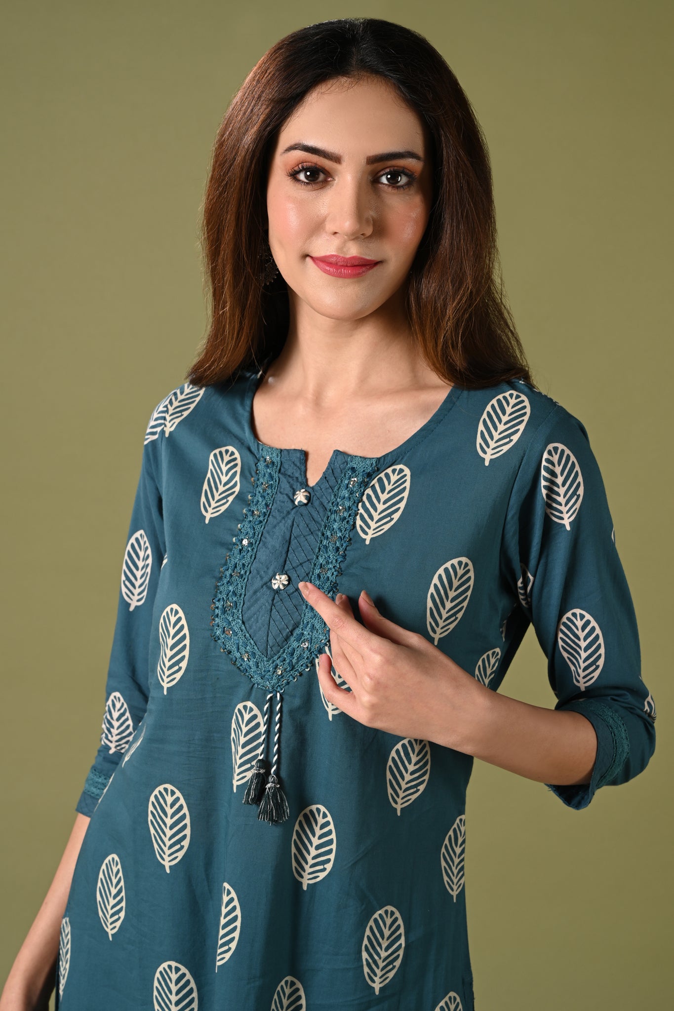 Rama blue leaf printed cotton daily wear kurti set with thread work straight pant and cotton mul dupatta.
•	Leaf prints all over the body.
•	Round neck & 3/4 sleeves.
•	Single sided elastic and comfortable straight pants.
•	Pure cotton material.
•	Cotton mul dupatta.
