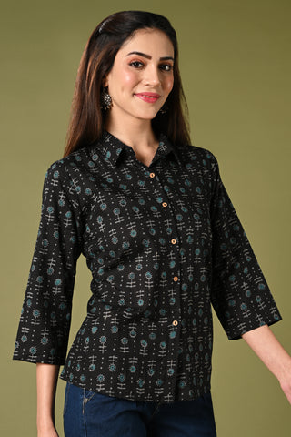 Summer printed black and grey short cotton kurti for jean with collar neck.
•	Straight short kurti with floral prints all over.
•	3/4 sleeves, wooden buttons.
•	Collared neck.
•	Pure cotton material.
